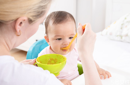 宝宝偏食挑食的原因 宝宝只吃菜不吃饭怎么办